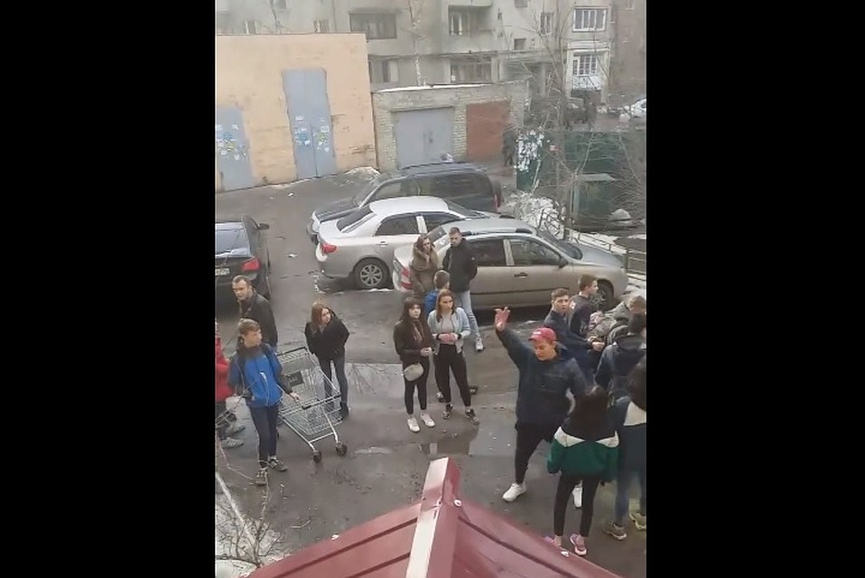 Ребята, пришедшие помочь пострадавшему.