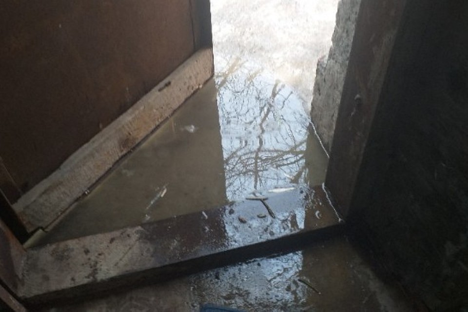 Грязная вода затекает в помещения станции. Фото: страница ВК Семена Филипповских.