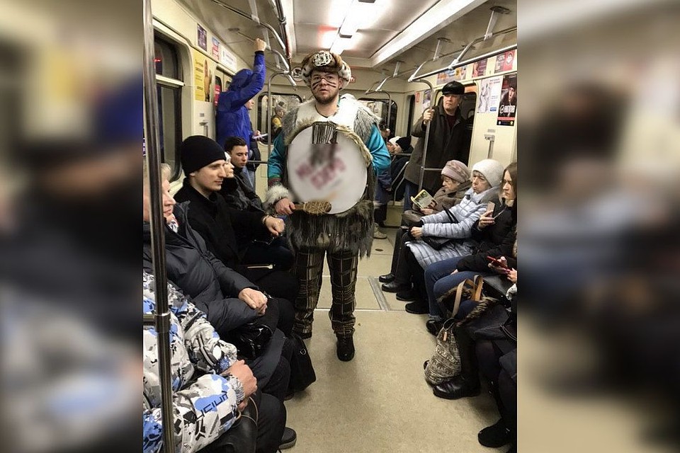 В новосибирской подземке сибиряки встретили шамана с бубном. Фото: www.nsk-metro.ru.