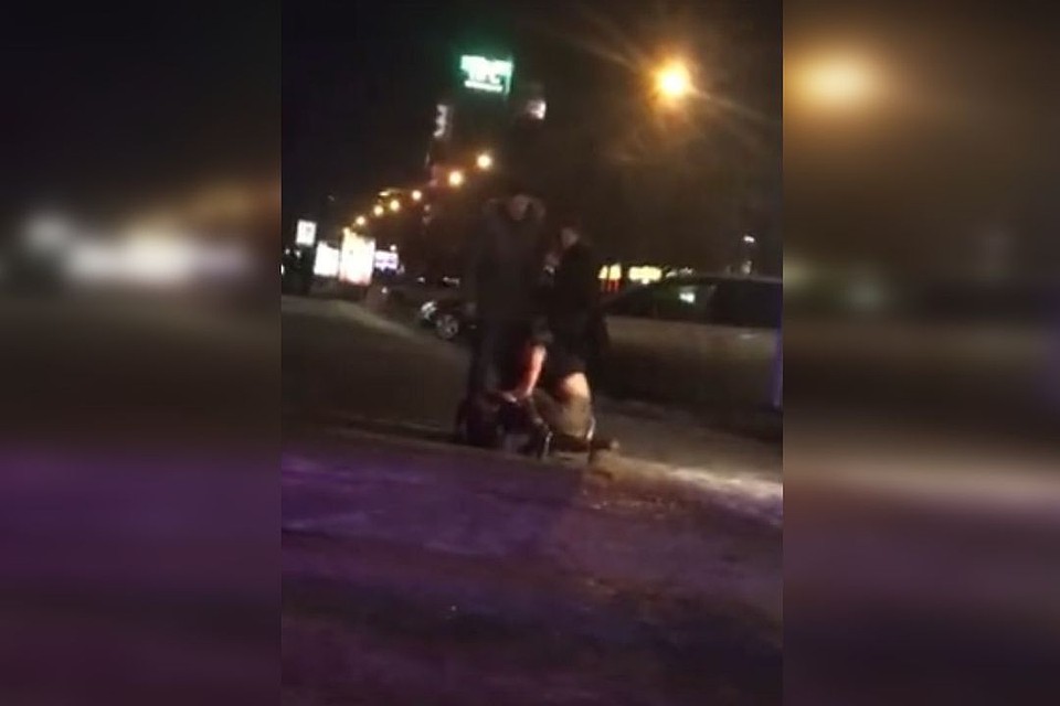 Девушки устроили жесткую драку между собой в центре Новосибирска. Стоп-кадр с видео.