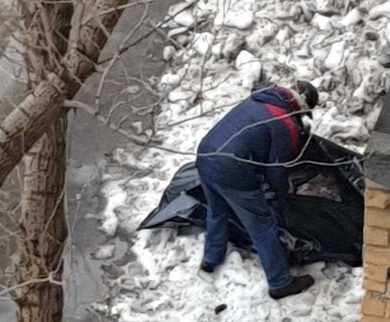 Тело погибшей с козырька спускали спасатели