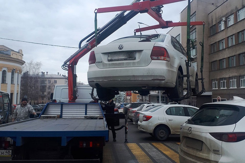 Из центра Липецка эвакуируют автомобили