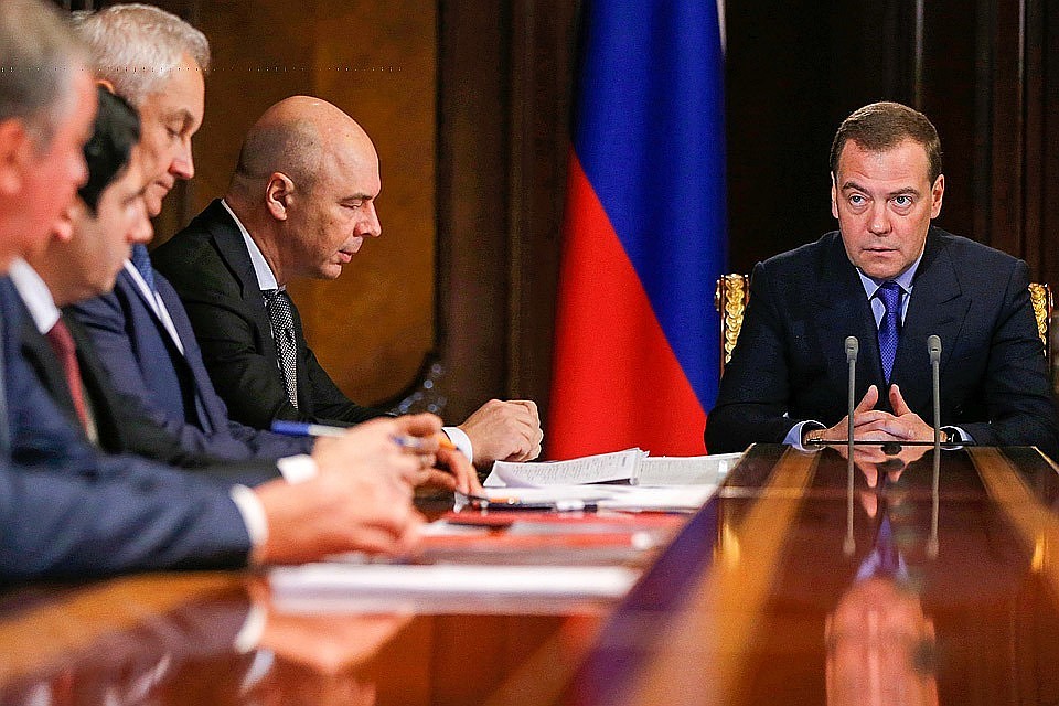 Премьер-министр РФ Дмитрий Медведев во время совещания о финансово-экономическом состоянии госкорпорации "Роскосмос". Фото Дмитрий Астахов/пресс-служба правительства РФ/ТАСС