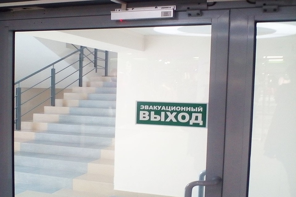 В некоторых ТЦ двери закрыты на магнитные замки. Вопрос в том: откроются ли они при ЧП?