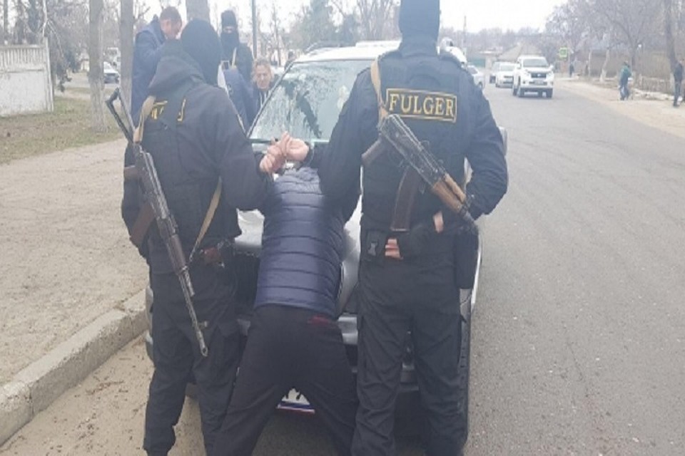 Шантажиста задержали при получении им части денег (Фото: politia.md).
