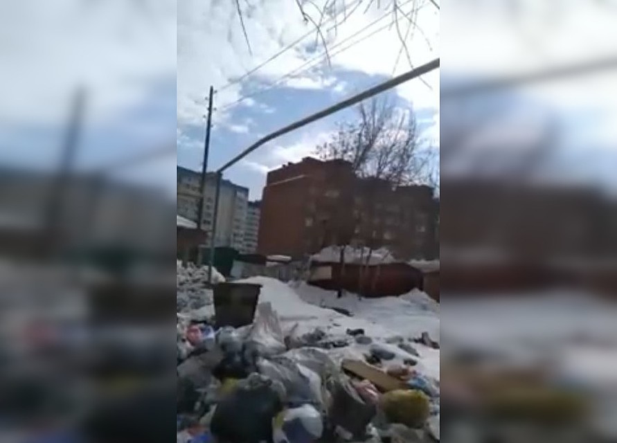 Мусор недавно горел, а прямо над ним проходит газопровод. Стоп-кадр с видео.