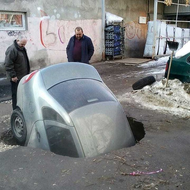 Вся передняя часть легковушки полностью ушла под землю / Фото: ГТРК "Самара"