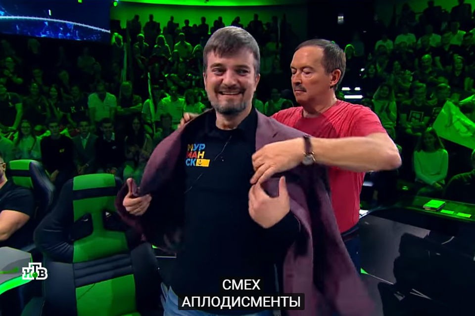 Андрей Козлов отдал Алексею Бакуменко свой пиджак, когда услышал ответ на вопрос. Фото: скриншот видео
