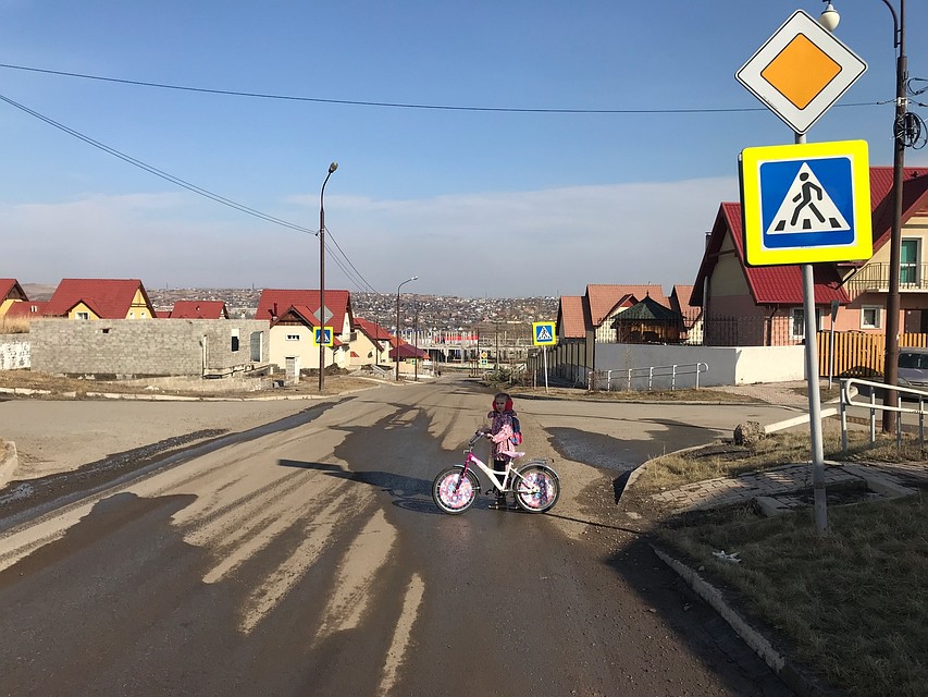 Зачастую некоторые водители относятся к таким средствам передвижения с пренебрежением. Однако, инспекторы напоминают: люди на велосипедах, мопедах и мотоциклах – такие же полноправные участники дорожного движения. Фото: пресс-служба отдела ГИБДД Красноярска и Дивногорска