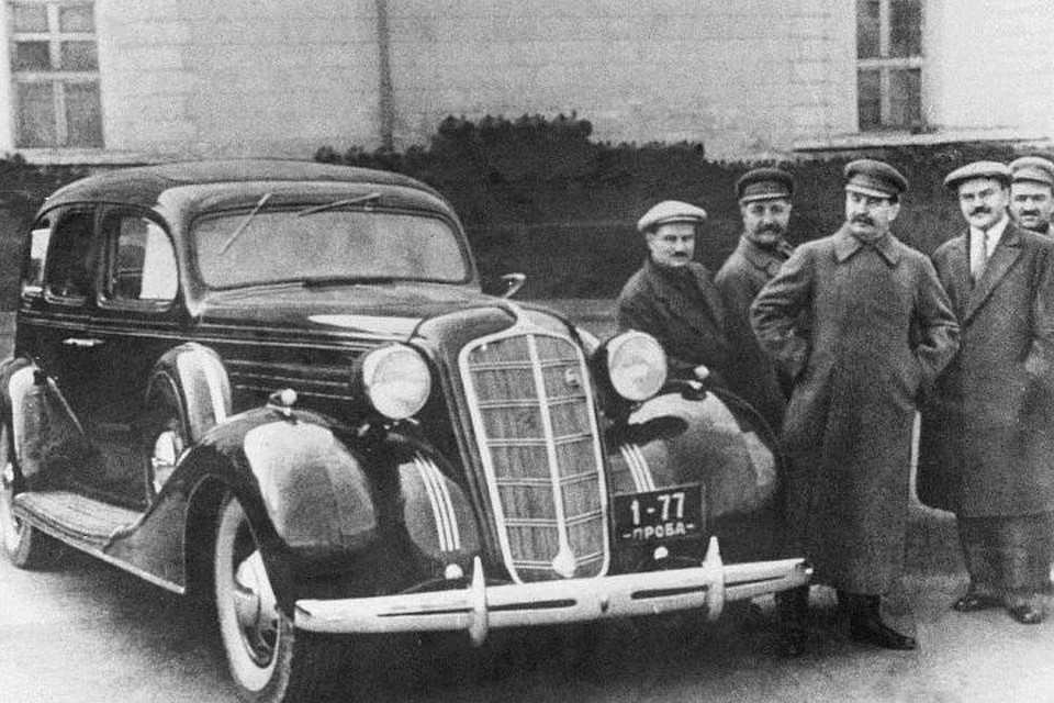 1-й генеральный секретарь ЦК ВКП(б) Иосиф Сталин (в центре) и народный комиссар, министр иностранных дел СССР Вячеслав Молотов (второй справа). Фото: Архив ФСО России