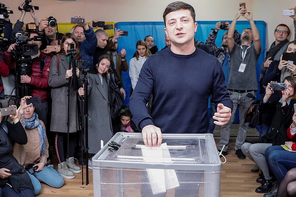 Победитель первого тура Владимир Зеленский в день голосования.