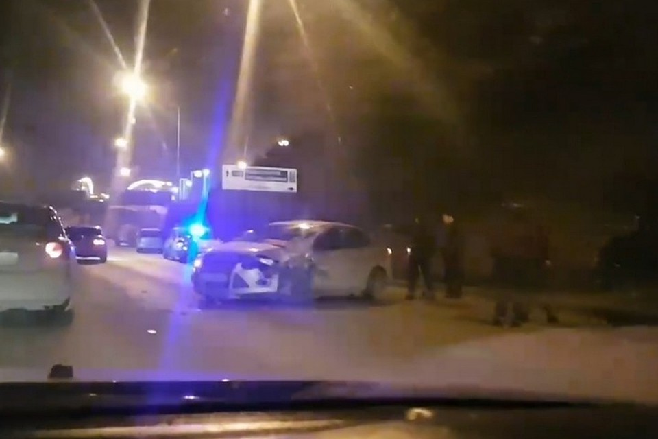 Маршрутка протаранила легковушку и фургон с прицепом, Кадр: "ВКонтакте"/Регион-42