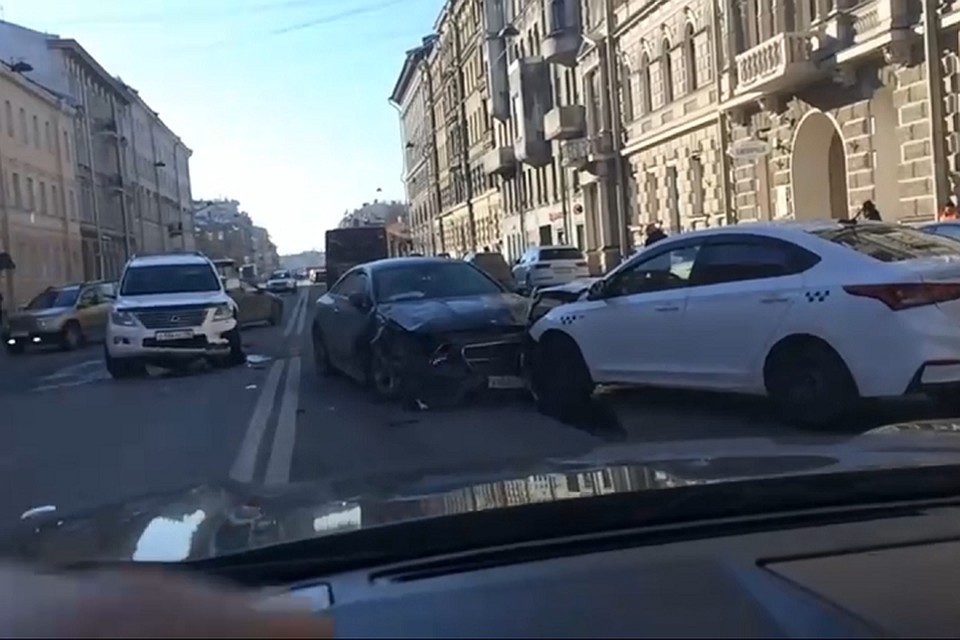 На 8-9 линиях Васильевского острова столкнулись три автомобиля. Фото: vk.com/spb_today