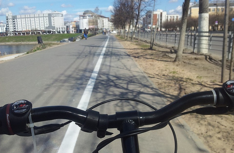 С потеплением на дороги возвращаются водители двухколесной техникой, но многие из них уже забыли ПДД
