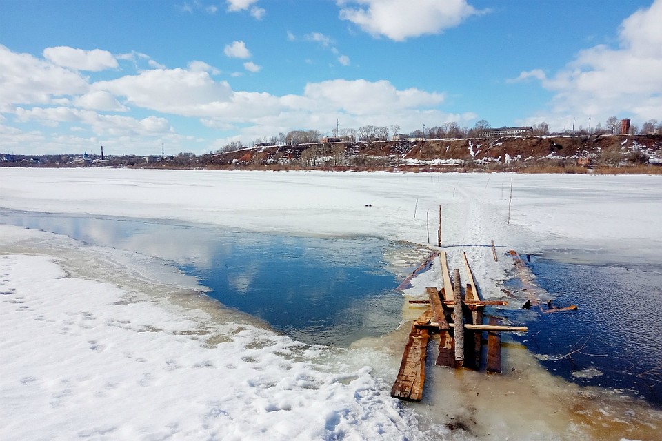 Но скоро лед на реке еще больше растает и мост провалится под воду. Фото: vk.com/vkotle