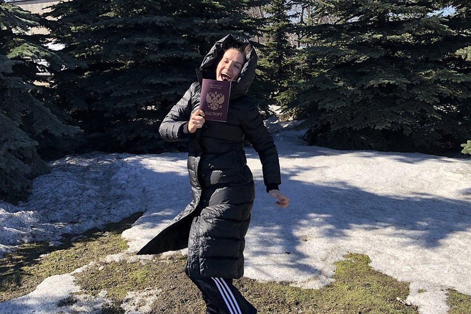 Звезде "Дикого ангела" нижегородцы подарили паспорт РФ. Фото: https://vk.com/nataliaoreiro