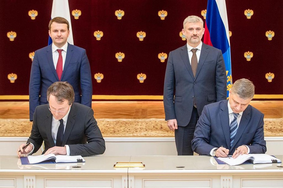 Руслан Байсаров (слева) и Олег Белозеров подписывают договор.