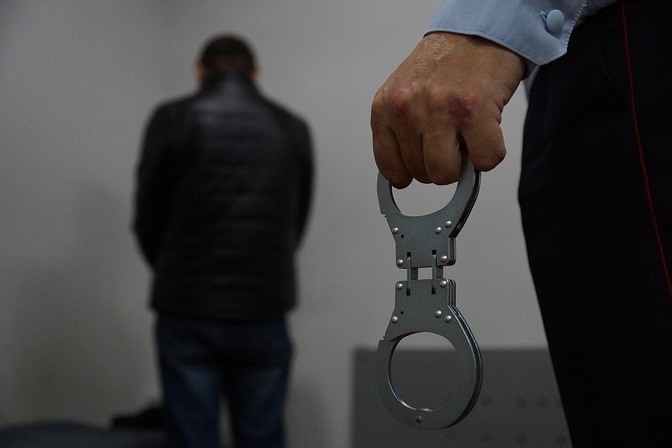 Полицейский писал протокол, когда подозреваемый набросился на него с кулаками
