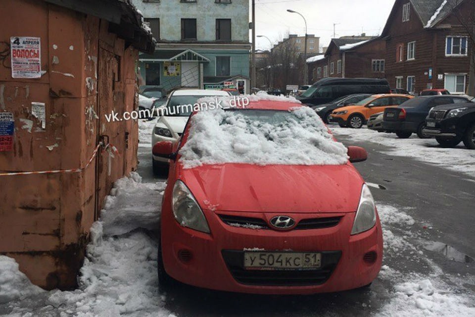 Снег упал на машины, что были припаркованы у дома. Фото: Татьяна Лучко