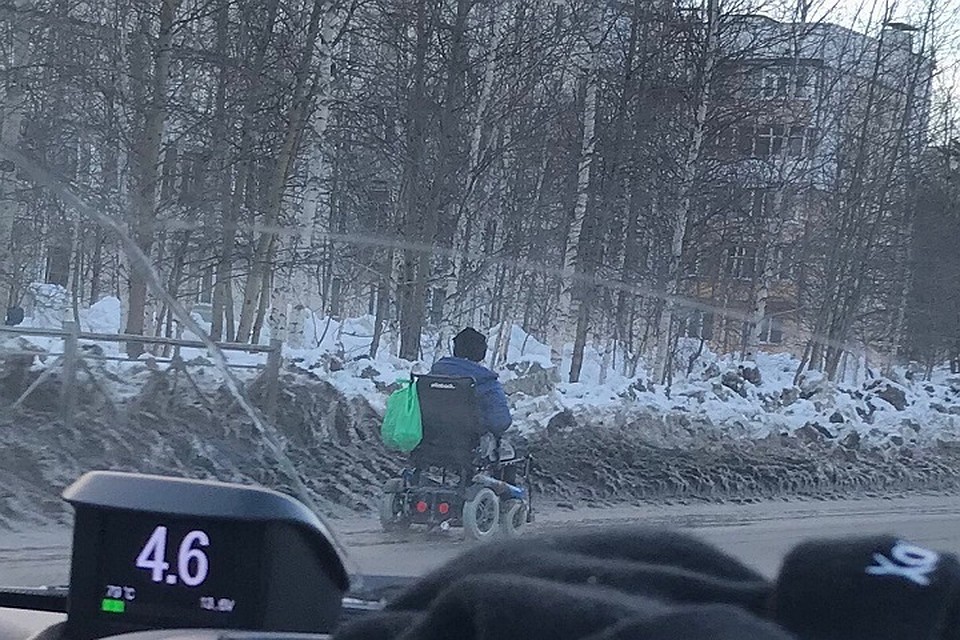 Инвалид-колясочник на дороге заставил главу Ноябрьска проверить уборку улиц Фото: vk.com