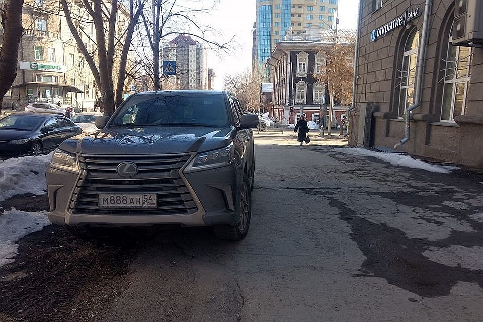 Блогер снял машину на тротуаре. ФОТО: Михаил ДОКУКИН.
