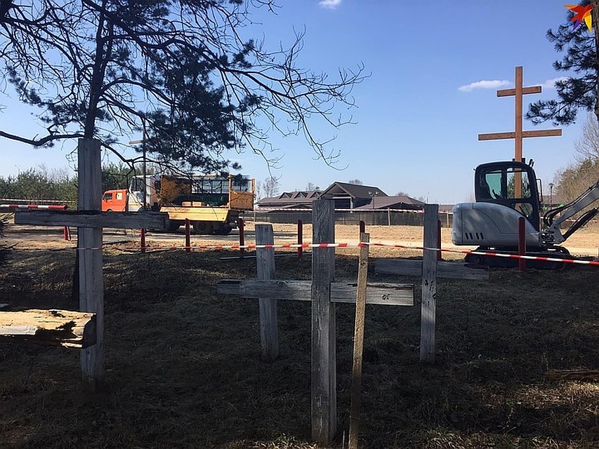 В Куропатах техника сносит кресты