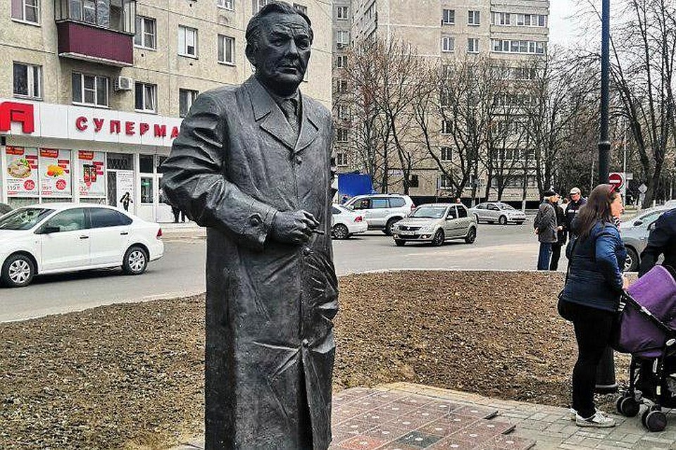 Памятник Николаеву в Курчатове