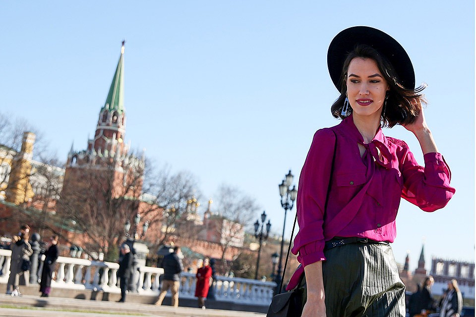 Гости Mercedes-Benz Fashion Week Russia 2019 около Центрального выставочного зала «Манеж». Фото Кирилл Зыков / АГН Москва