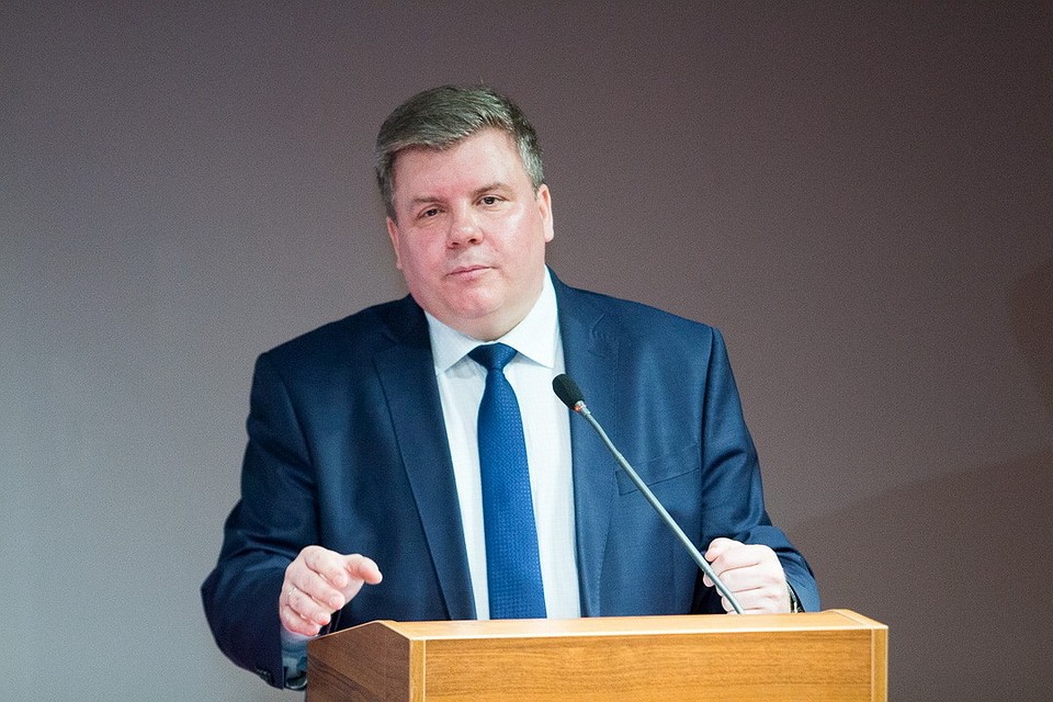 Александр Седунов, начальник комитета по образованию Псковской области, встретился с родителями учеников малокомплектных школ в Дновском районе, чтобы поговорить о будущем детей и работе учреждений образования.