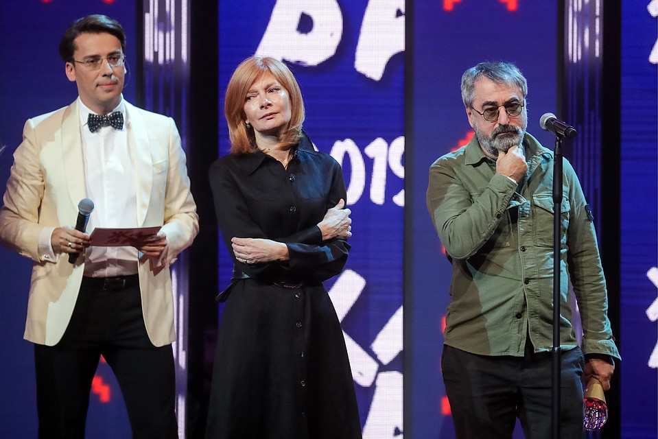 Ведущий Максим Галкин, родители рэпера Децла (Кирилла Толмацкого) Ирина и Александр Толмацкие на церемонии награждения музыкальной премии "Жара Music Awards" в концертном зале "Крокус Сити Холл". Фото Вячеслав Прокофьев/ТАСС