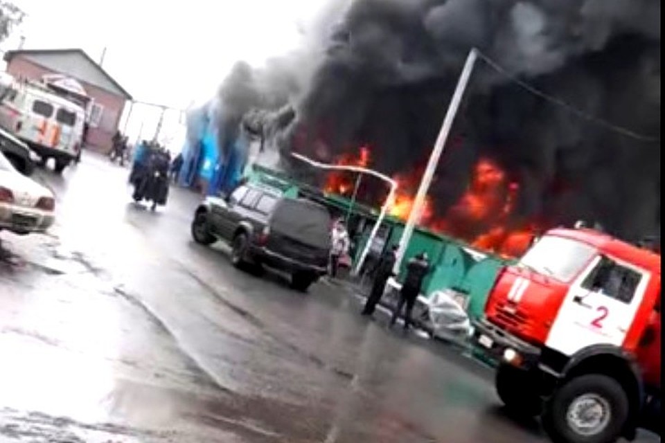 Пожар на Центральном рынке в Прокопьевске попал на видео. ФОТО: кадр видео vk.com, "Прокопьевск.ру"