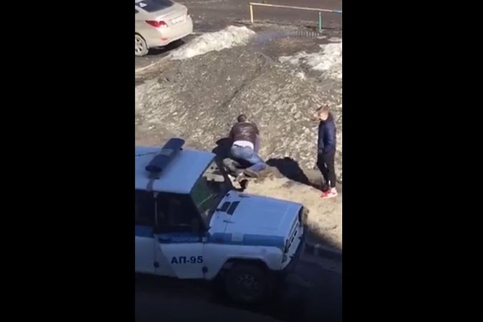 Новосибирец передал пойманного отморозка полицейским.