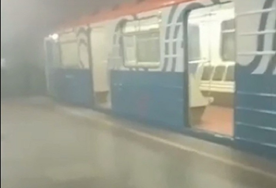 В Москве у станции метро "Чистые пруды" разгорелся сильный пожар