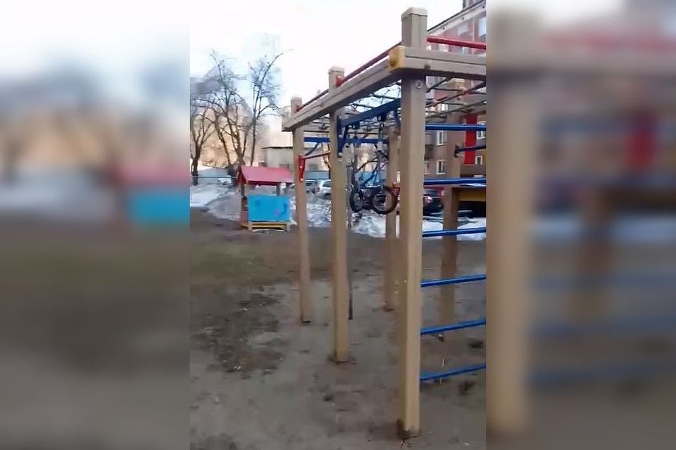 Двор со стороны детской площадки усеян использованными шприцами и мусором. Стоп-кадр с видео.
