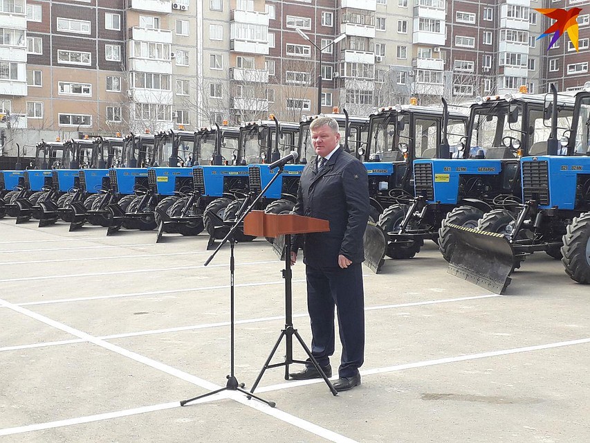 Мэр Саратова на фоне купленных областью тракторов
