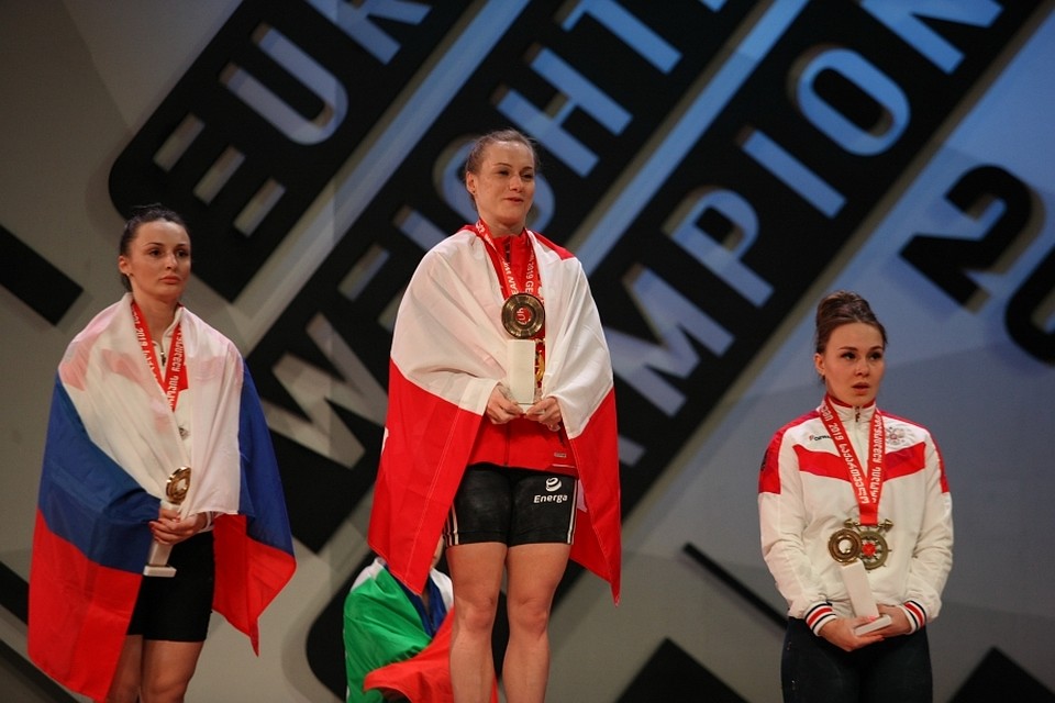 Светлана Ершова (крайняя слева) на пьедестале чемпионата Европы.