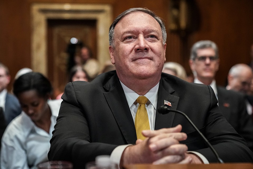 Госсекретарь США Майк Помпео во время слушаний в Сенате.