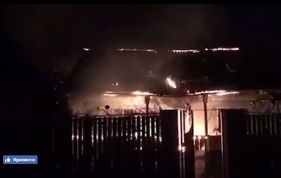 В Хынчештах минувшей ночью вспыхнул пожар в жилом доме. Фото: скриншот из видео