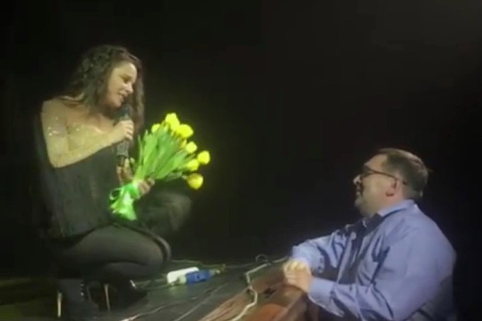 Наташе Королевой в Кемерове подарили желтые тюльпаны. ФОТО: кадр видео Instagram