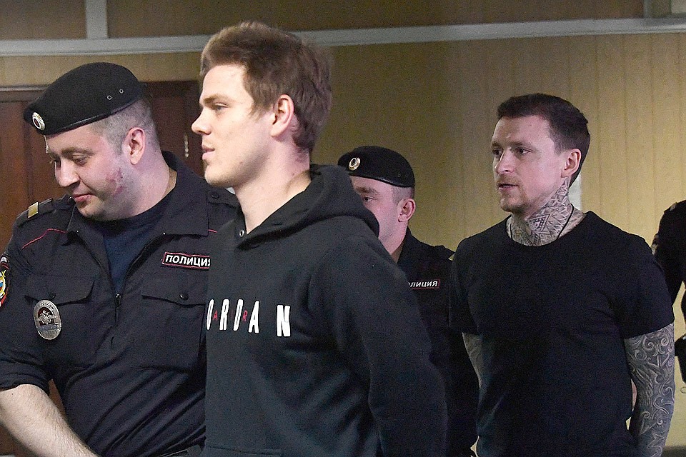 Александр Кокорин и Павел Мамаев перед началом судебного заседания.
