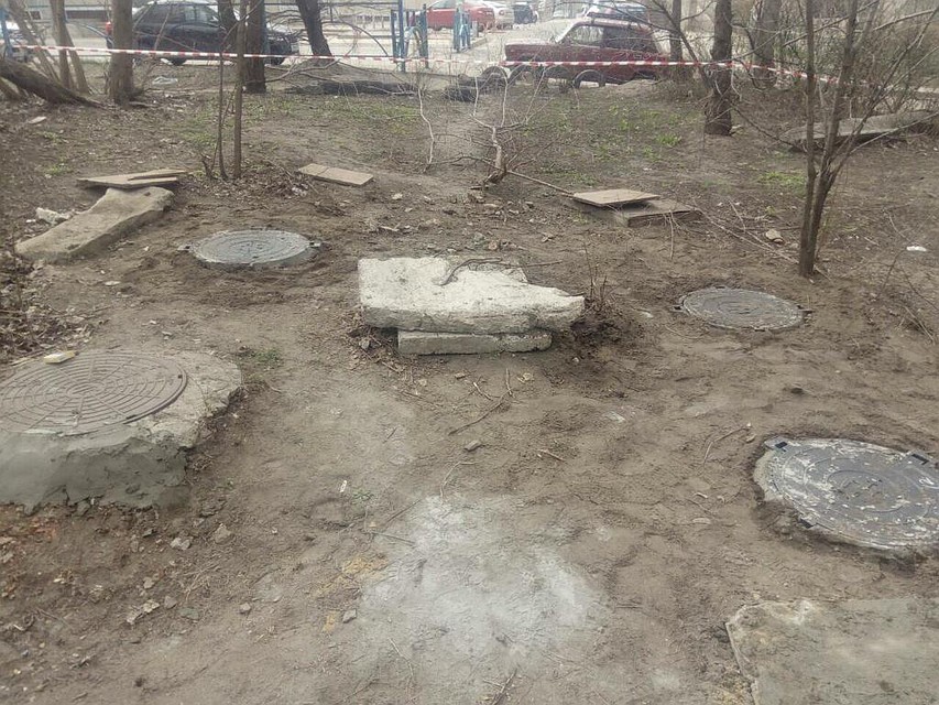 Люки во дворе дома № 14 на улице Старых Большевиков наконец-то установили.