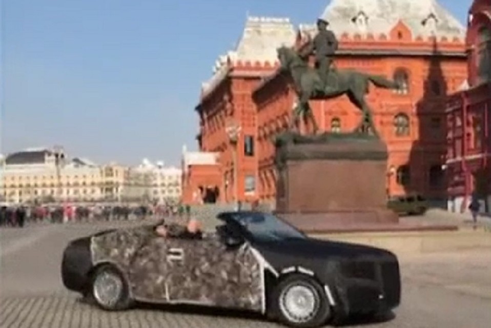 В репетиции Парада Победы приняли участие для кабриолета Aurus. ФОТО: стоп-кадр с видео