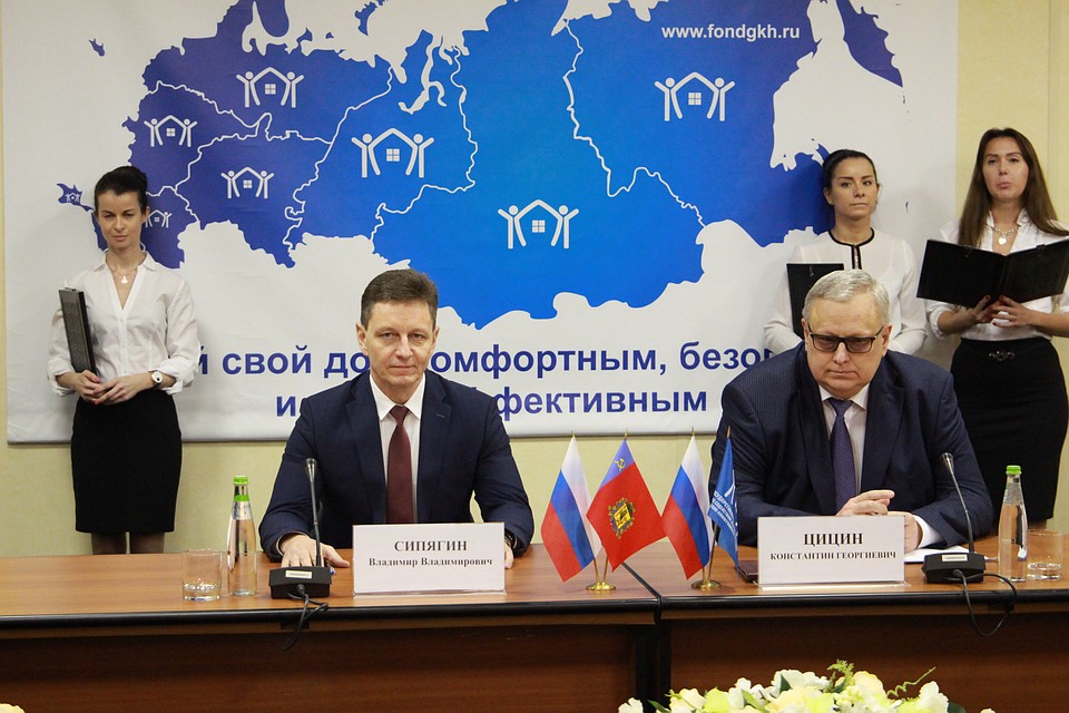 Губернатор Владимирской области Владимир Сипягин и генеральный директор Фонда содействия реформированию ЖКХ Константин Цицин