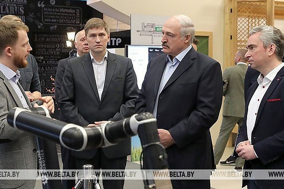 Президент заинтересовался виртуальной реальностью. Но напомнил, что без реального сектора экономики прожить будет сложно. Фото: БелТА