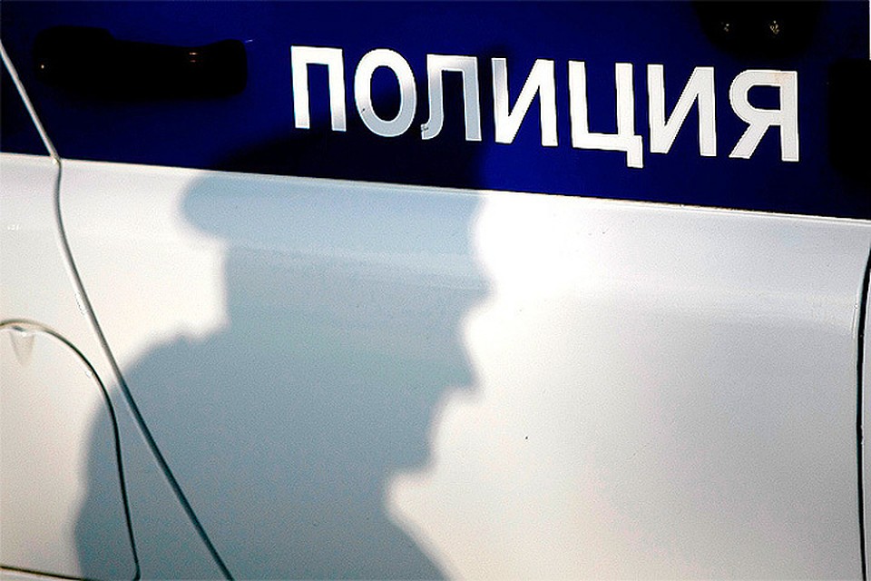 Полицейские проверяют мужчину на причастность к аналогичным преступлениям