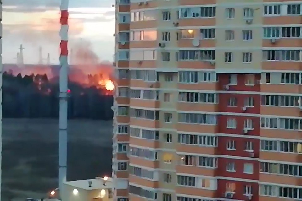 Лес горит недалеко от жилых домов