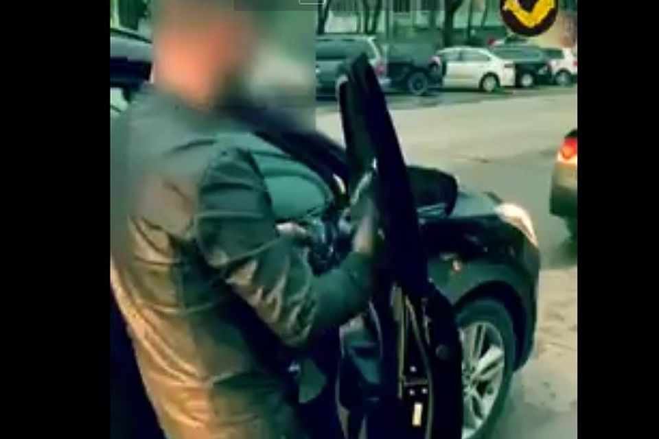 Тонировку пришлось снять. Фото: скриншот и видео