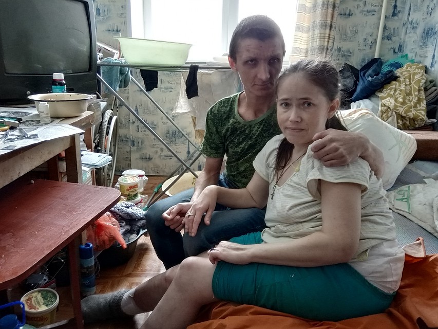 Молодые люди ютятся в маленькой комнате, но надеются, что когда-то до них дойдет очередь на квартиру