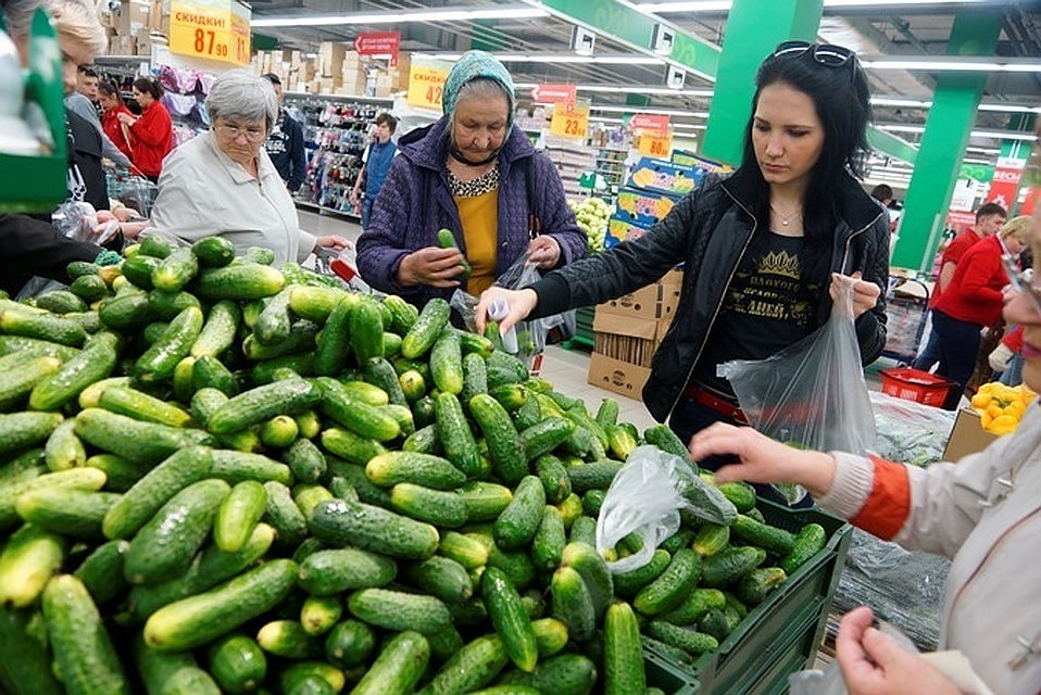 За неделю в Иркутске выросли цены на свежие огурцы и творог.