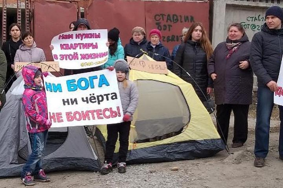Кемеровчане разбили палаточный лагерь около недостроенного дома Фото: incident_42 / Instagram